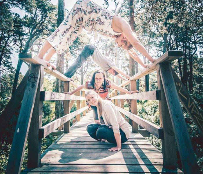 Samatvan neljä kouluttajaa tekemässä jooga-asanoita.