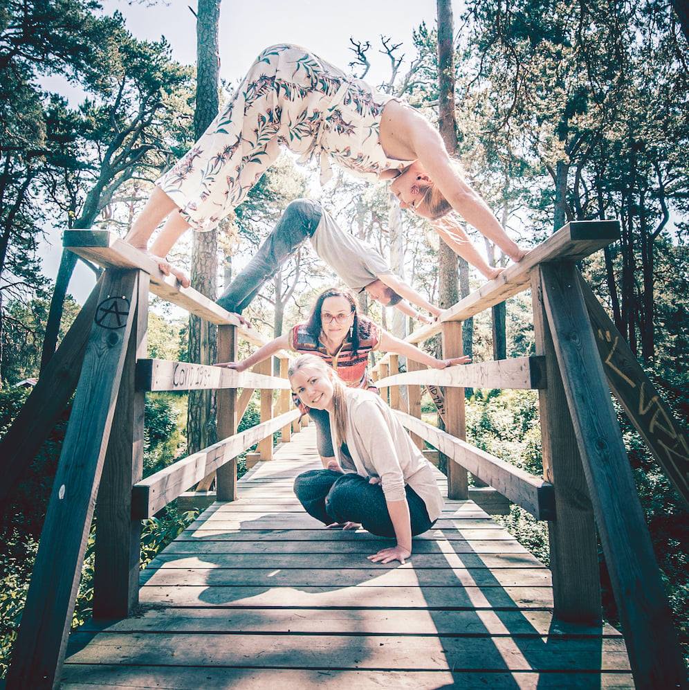 Samatvan neljä kouluttajaa tekemässä jooga-asanoita.