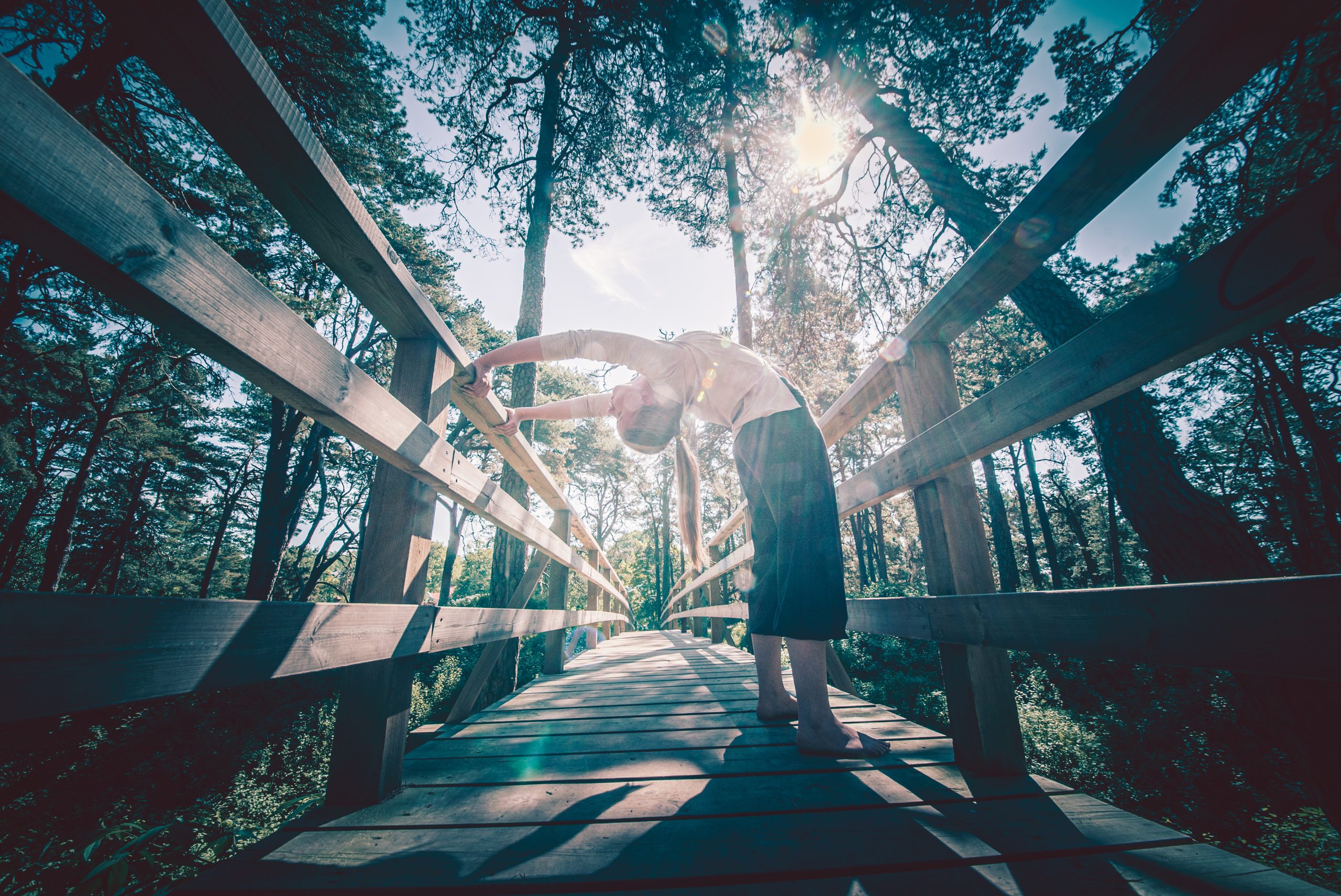 Iitu Leinonen tekemässä seisoma-taaksetaivutusta sillalla.